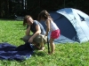 Mädchen und eine Frau vor einem Zelt