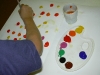 Kind beim Malen mit Malpalette