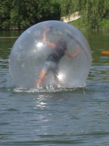 Mädchen in einem riesengroßen Wasserball