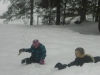 2 Kinder im Schnee