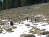 Kindergruppe wandert in winterlicher Landschaft