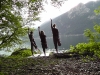Drei Personen machen Yoga am Ufer vom Traunsee